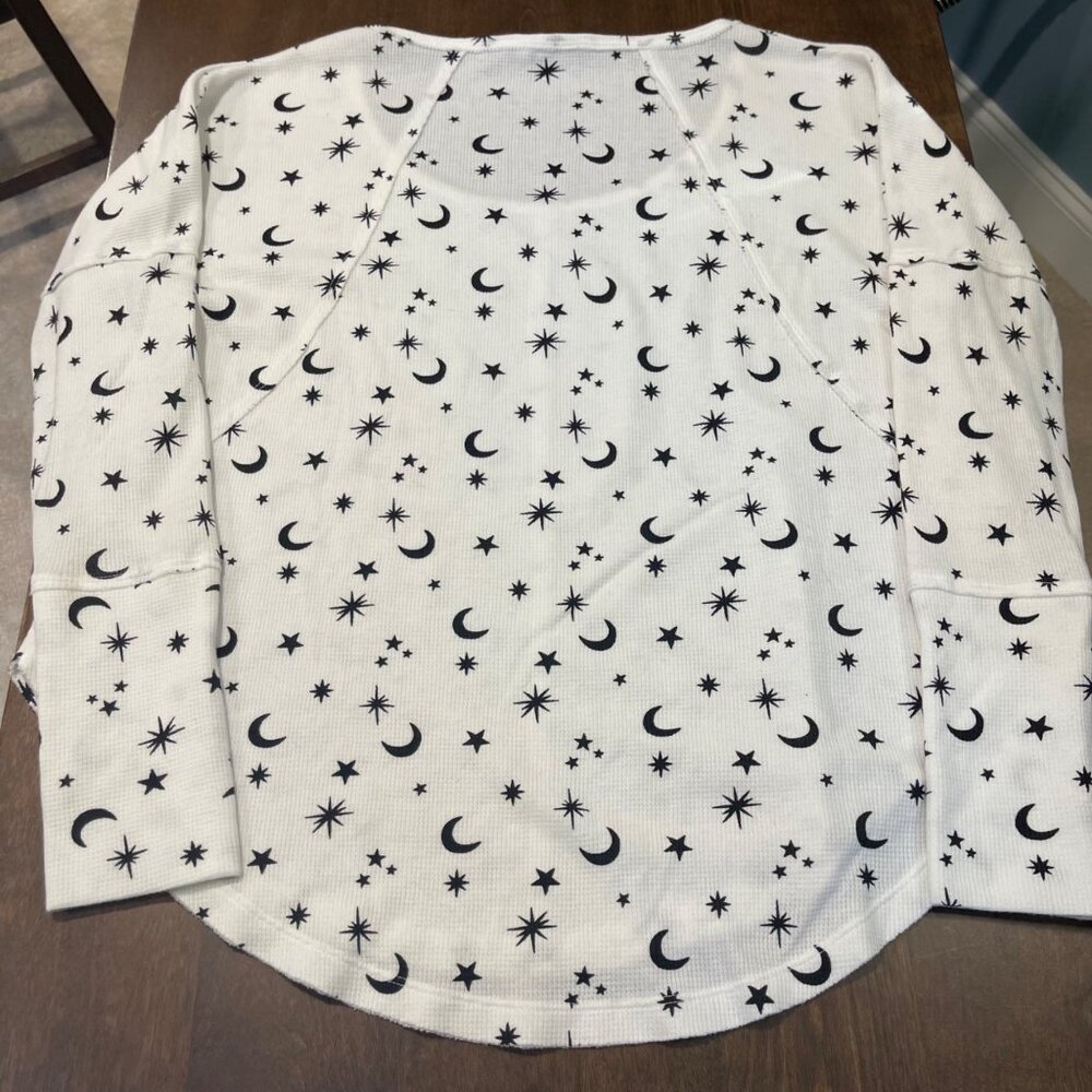 Lucky Brand Waffle Knit Tee Women's Size Medium Star Moon Print‎ Black White - Picture 11 of 11